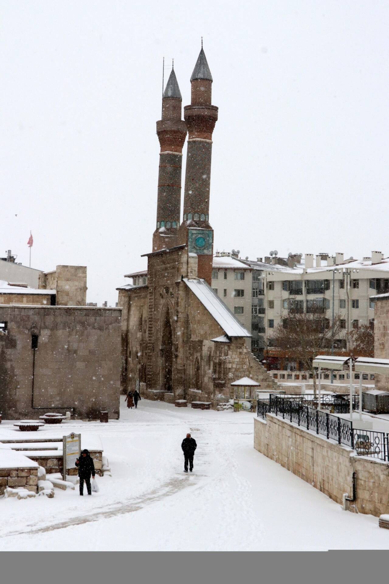 Sivas'ta kar ve tipi nedeniyle 277 köy yolu ulaşıma kapandı