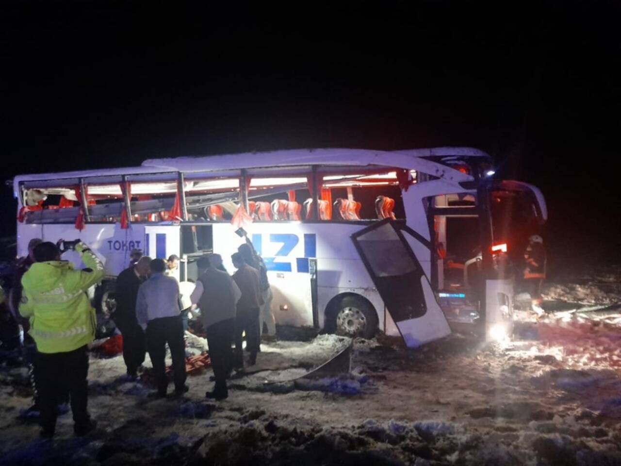 Sivas'ta yolcu otobüsünün devrilmesi sonucu 20 kişi yaralandı