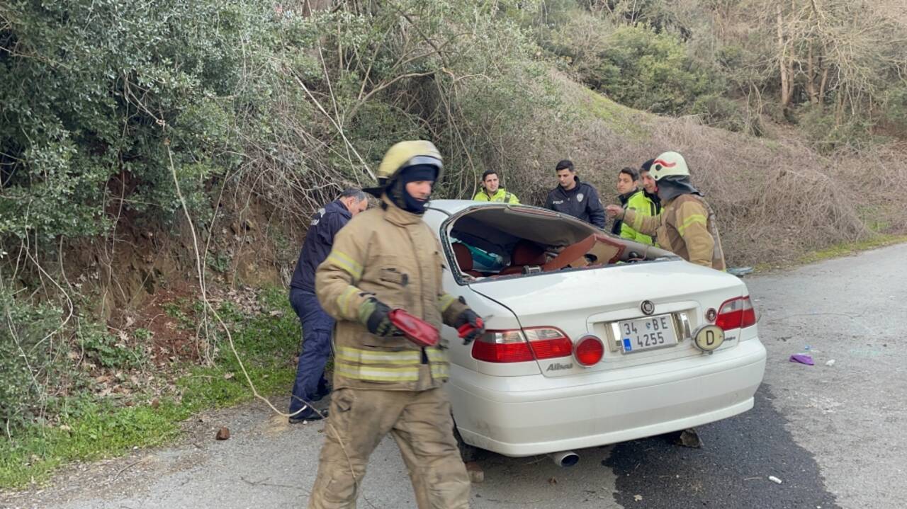 Sultangazi'de şarampole devrilen otomobildeki iki kişi yaralandı