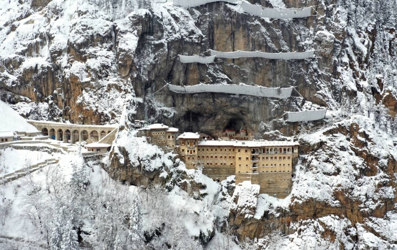 Sümela Manastırı ve Altındere Vadisi'ndeki kar manzaraları havadan görüntülendi