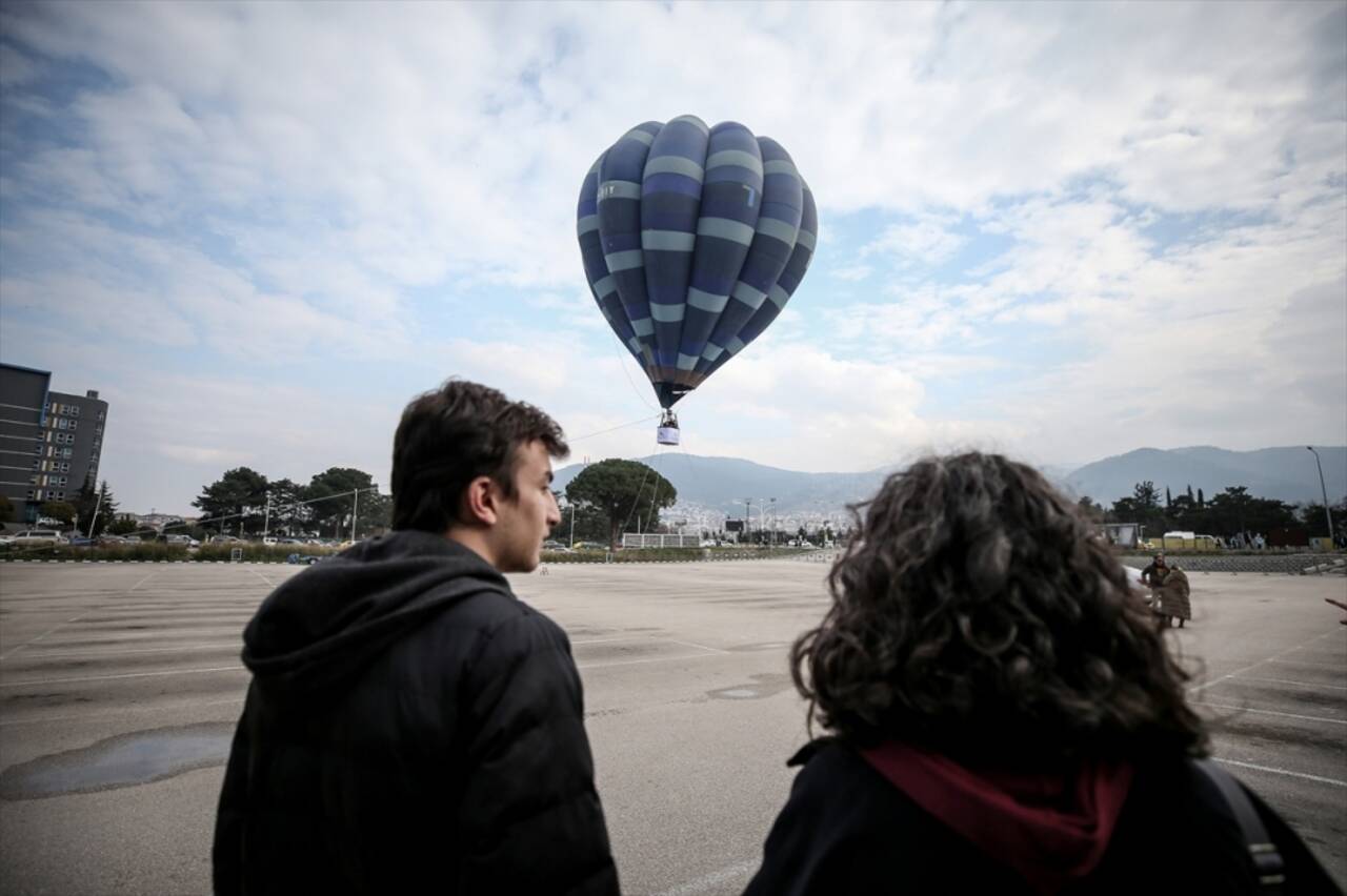 Sur Yapı Marka Alışveriş Merkezi'nden kadınlara sıcak hava balonlu kutlama