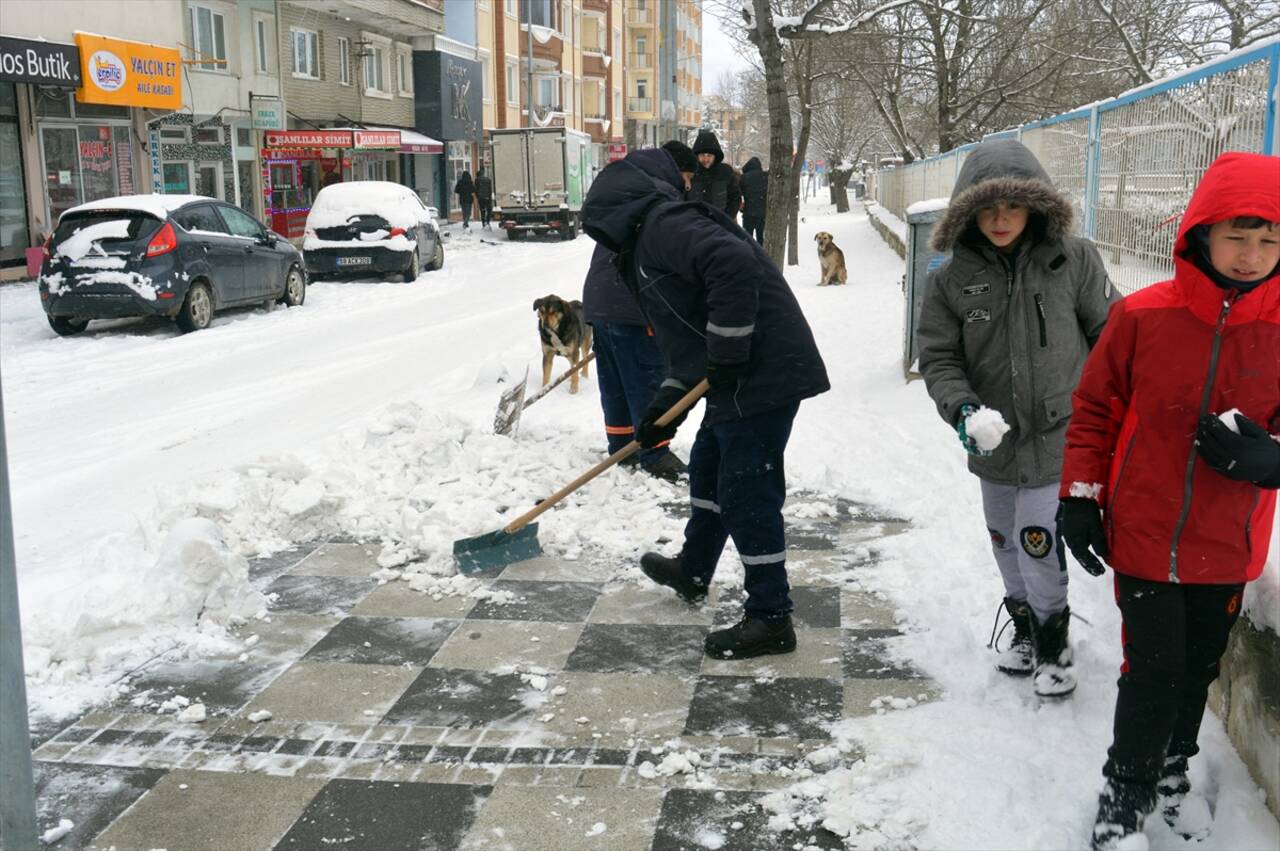 TEKİRDAĞ - Çerkezköy'de yoğun kar yağışı yaşamı olumsuz etkiliyor