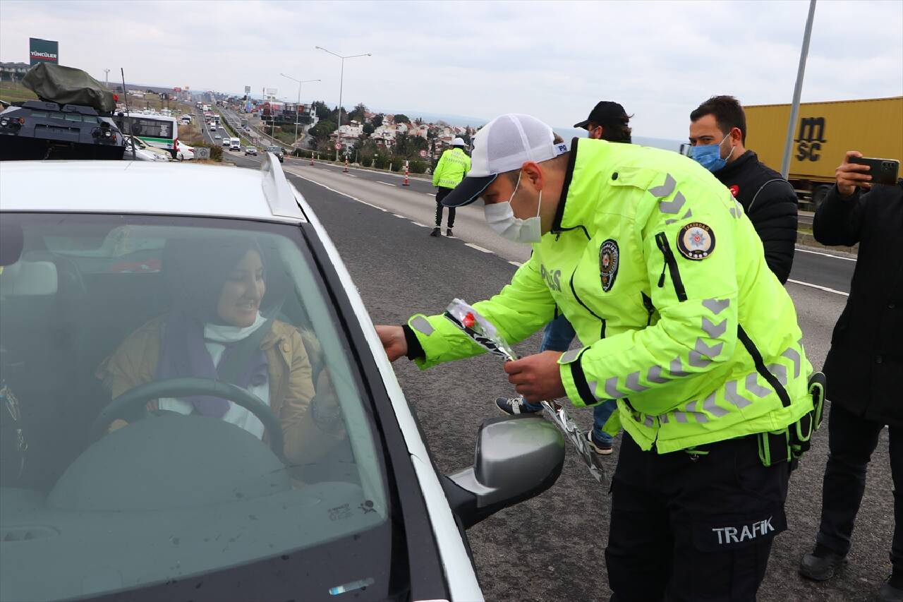 Tekirdağ'da polisten kadın sürücü ve yolculara karanfilli kutlama