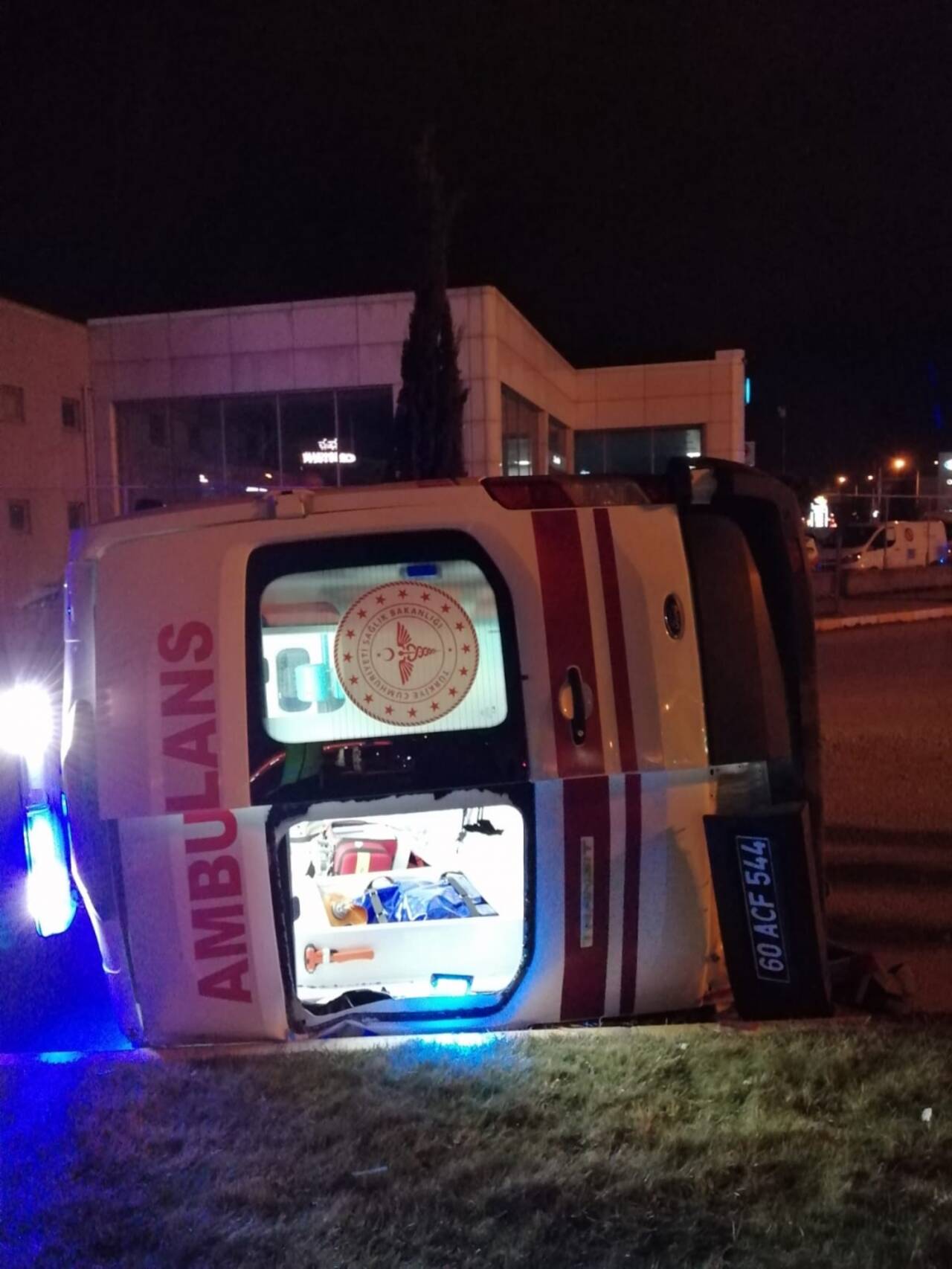 Tokat'ta otomobille çarpışan ambulanstaki 3 sağlık çalışanı yaralandı