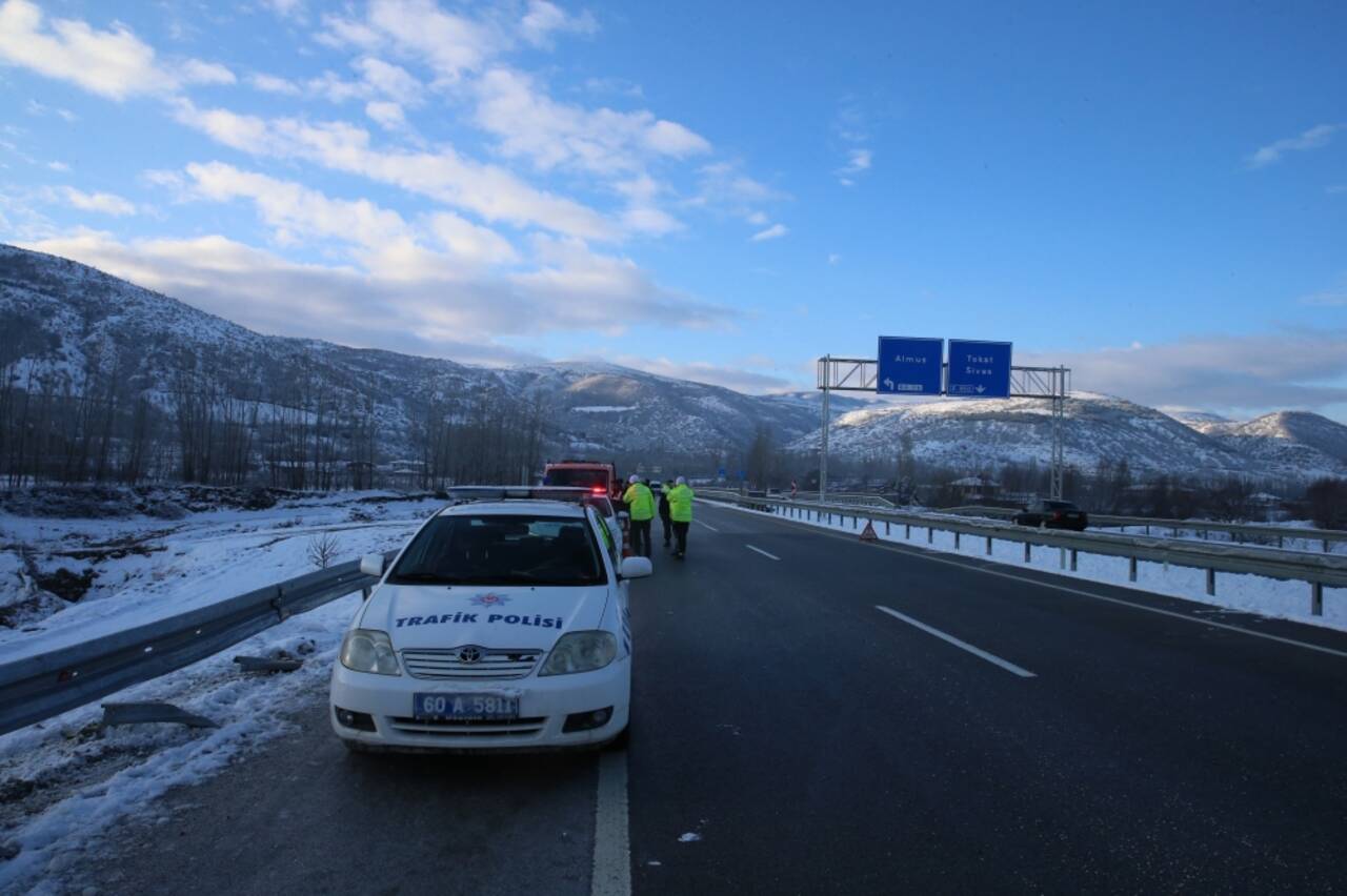 Tokat'ta servis aracı devrildi, bir asker şehit oldu, 3 asker yaralandı