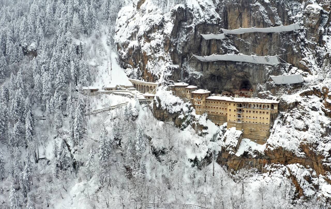 TRABZON - Sümela Manastırı ve Altındere Vadisi'ndeki kar manzaraları havadan görüntülendi