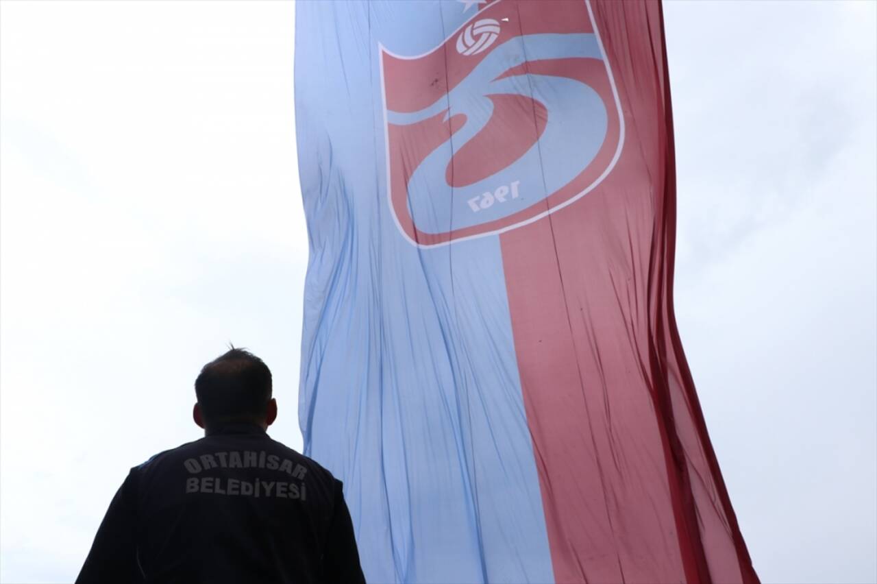 661 metrekarelik Trabzonspor bayrağı asıldı