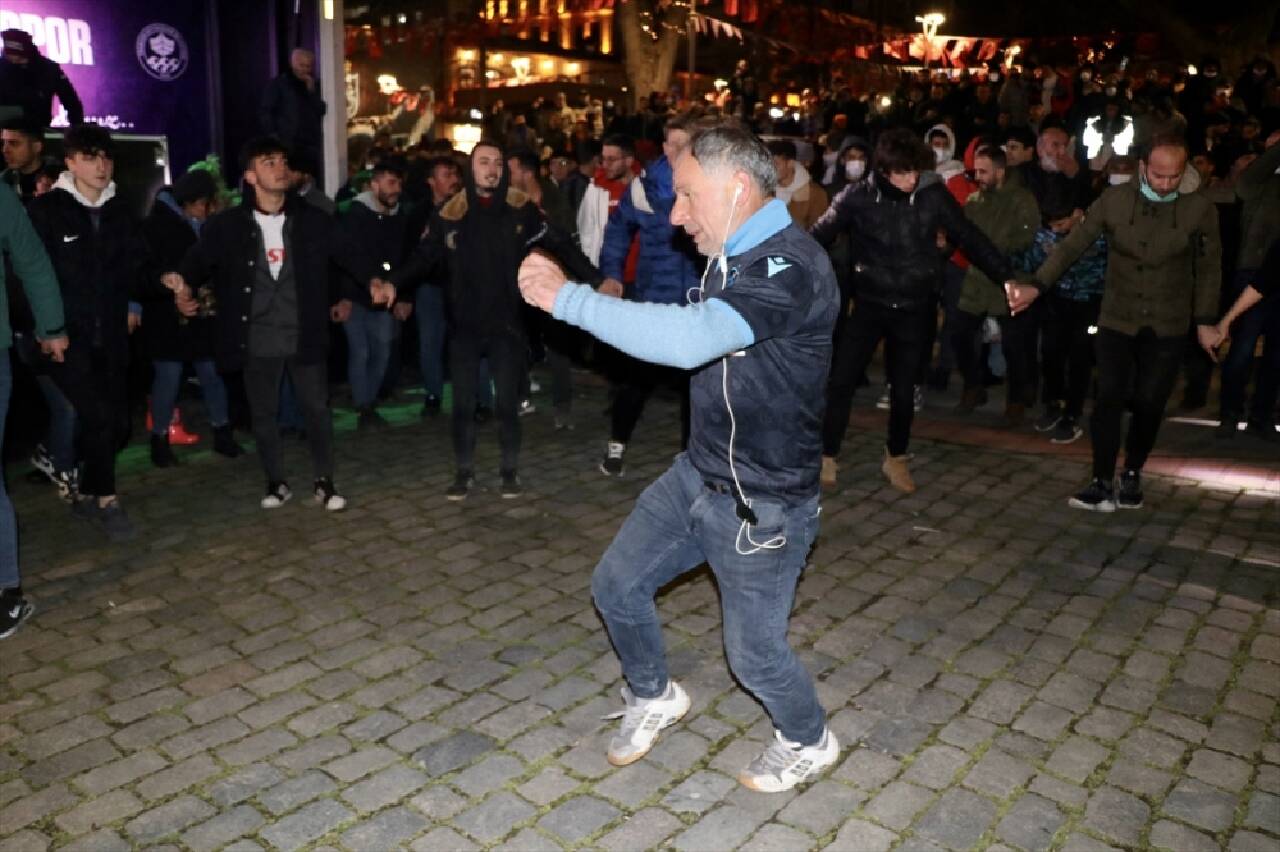 Trabzonspor'un galibiyeti kentte coşkuyla kutlandı