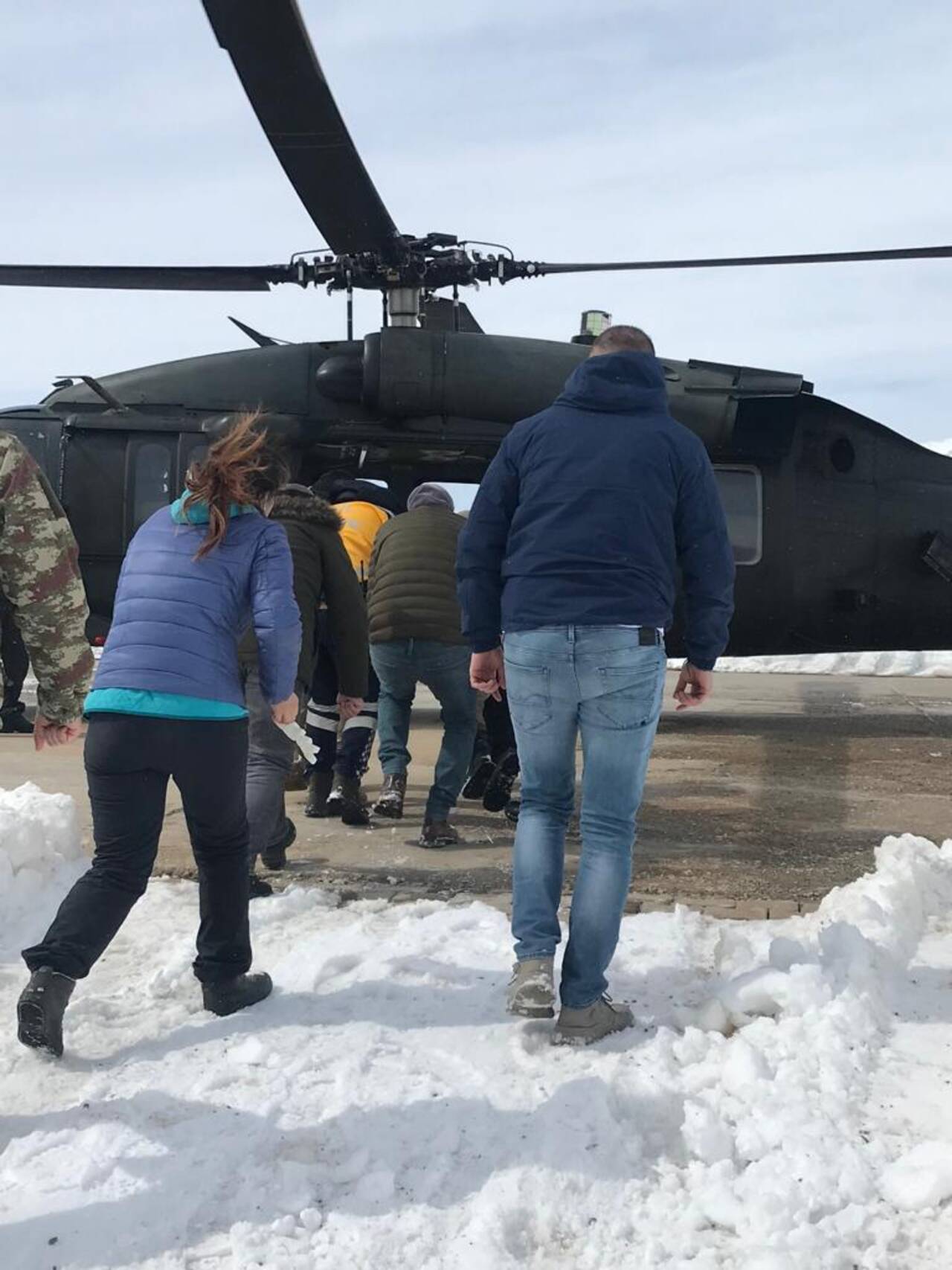 Tunceli'de askeri helikopter yaralanan kepçe operatörü için havalandı