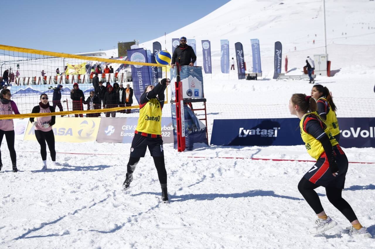 Üniversitelerarası Kar Voleybolu Kupası, Erciyes'te yapıldı