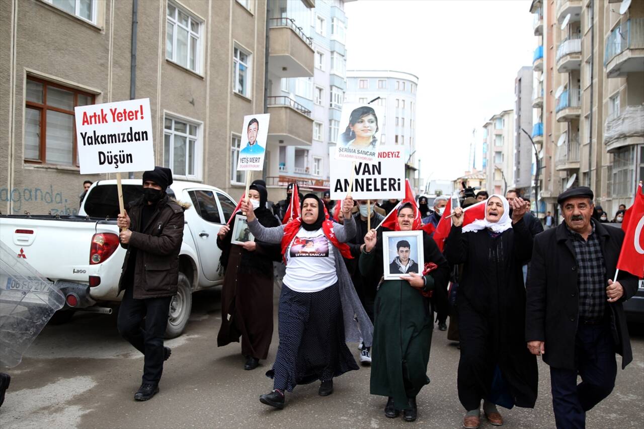 VAN - Vanlı aileler HDP İl Başkanlığı önündeki eylemlerini sürdürdü