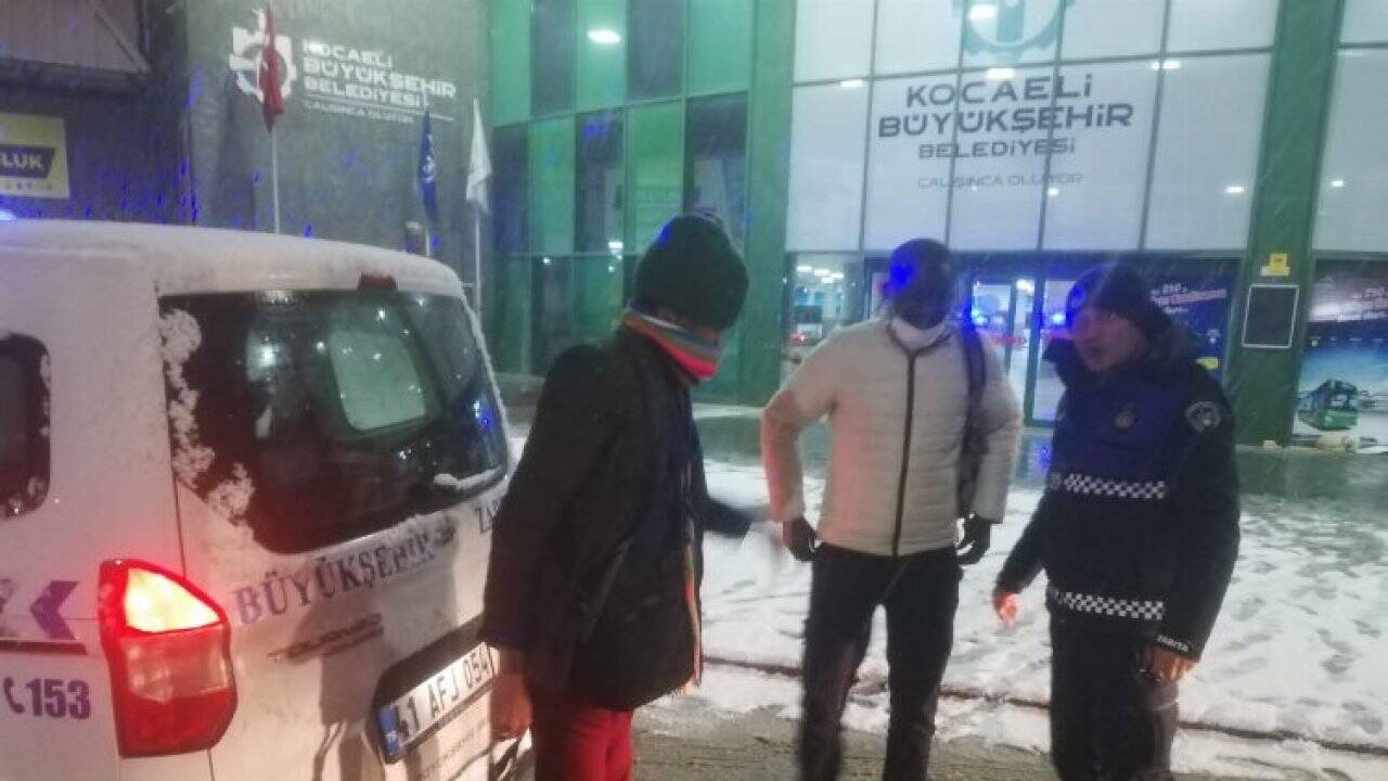 Vatandaşlar evlerine turistler otogara bırakıldı 