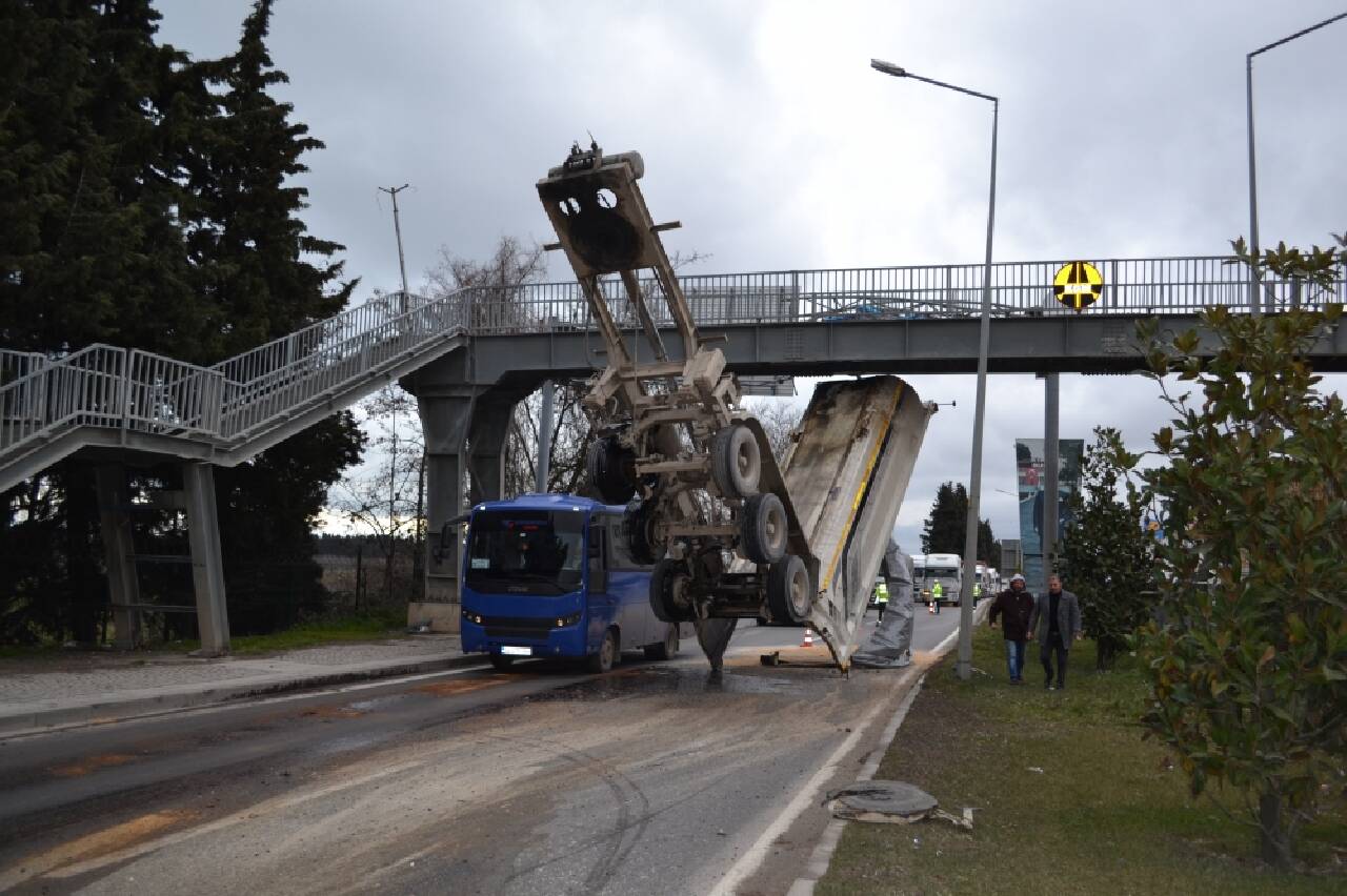 Yalova'da damperi açık kalan kamyon üst geçide çarptı