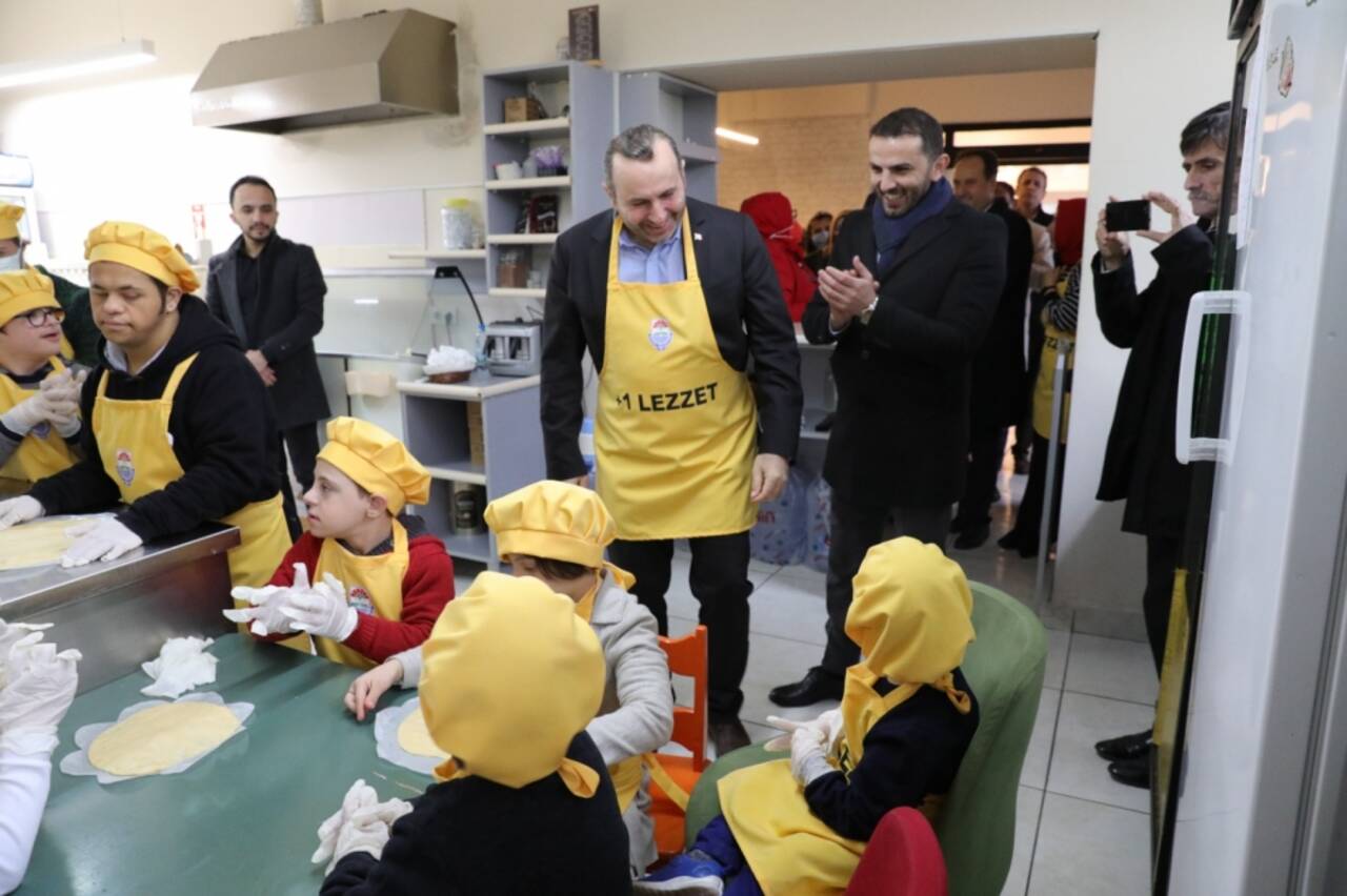 Yalova'da mutfağa giren down sendromlu çocuklar pizza pişirdi