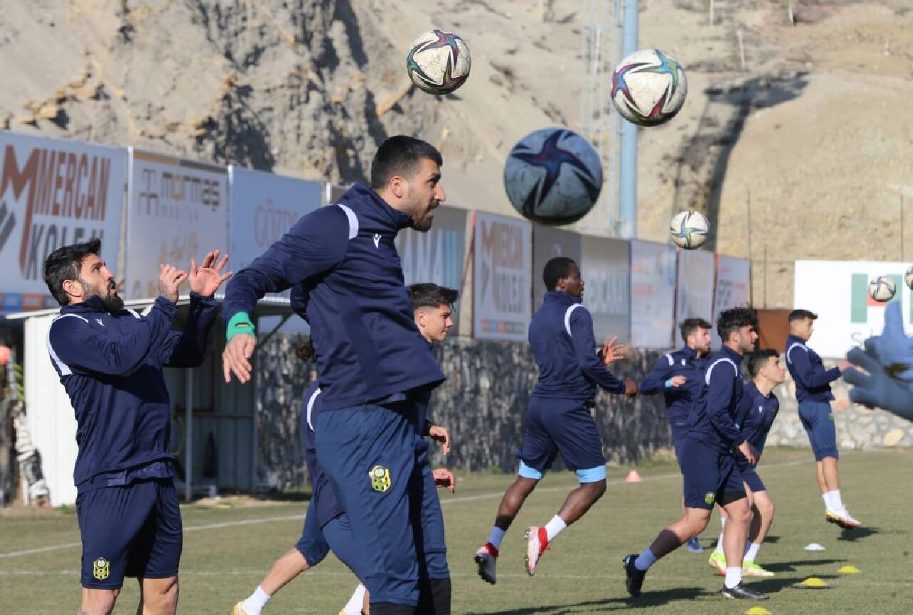 Yeni Malatyaspor Teknik Direktörü Arslan'dan takıma katılmayan oyunculara sitem: