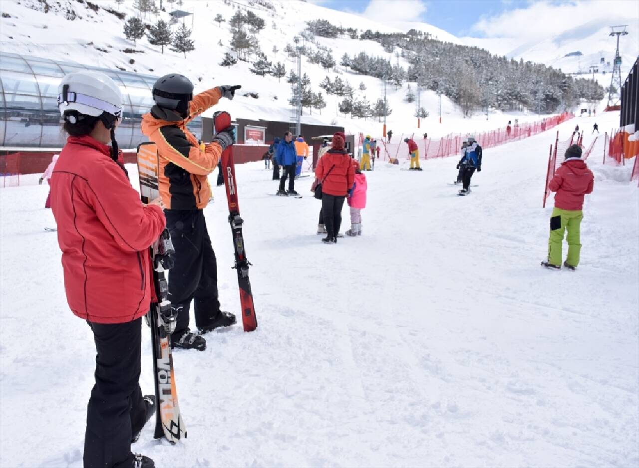 Yerli ve yabancı turistler, Palandöken'de ilkbaharda kayak keyfi yaşıyor