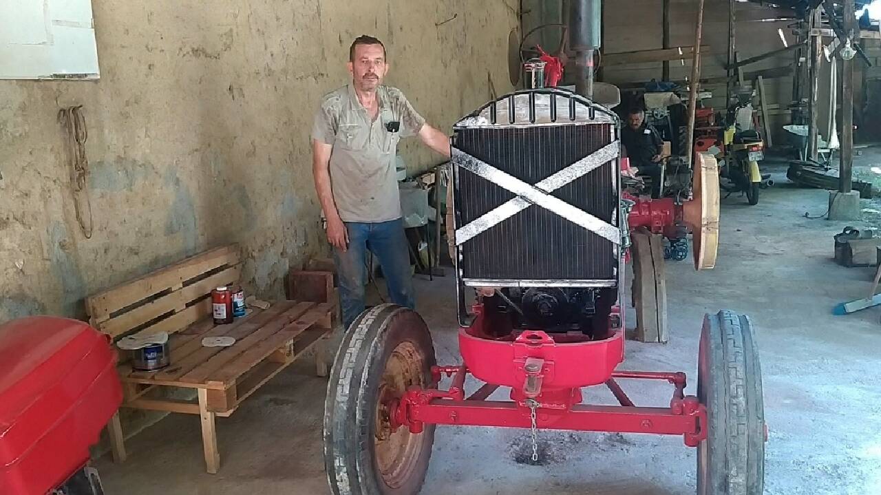 70 yıllık hurda traktörü yenileyerek sergilenmek üzere belediyeye verdi