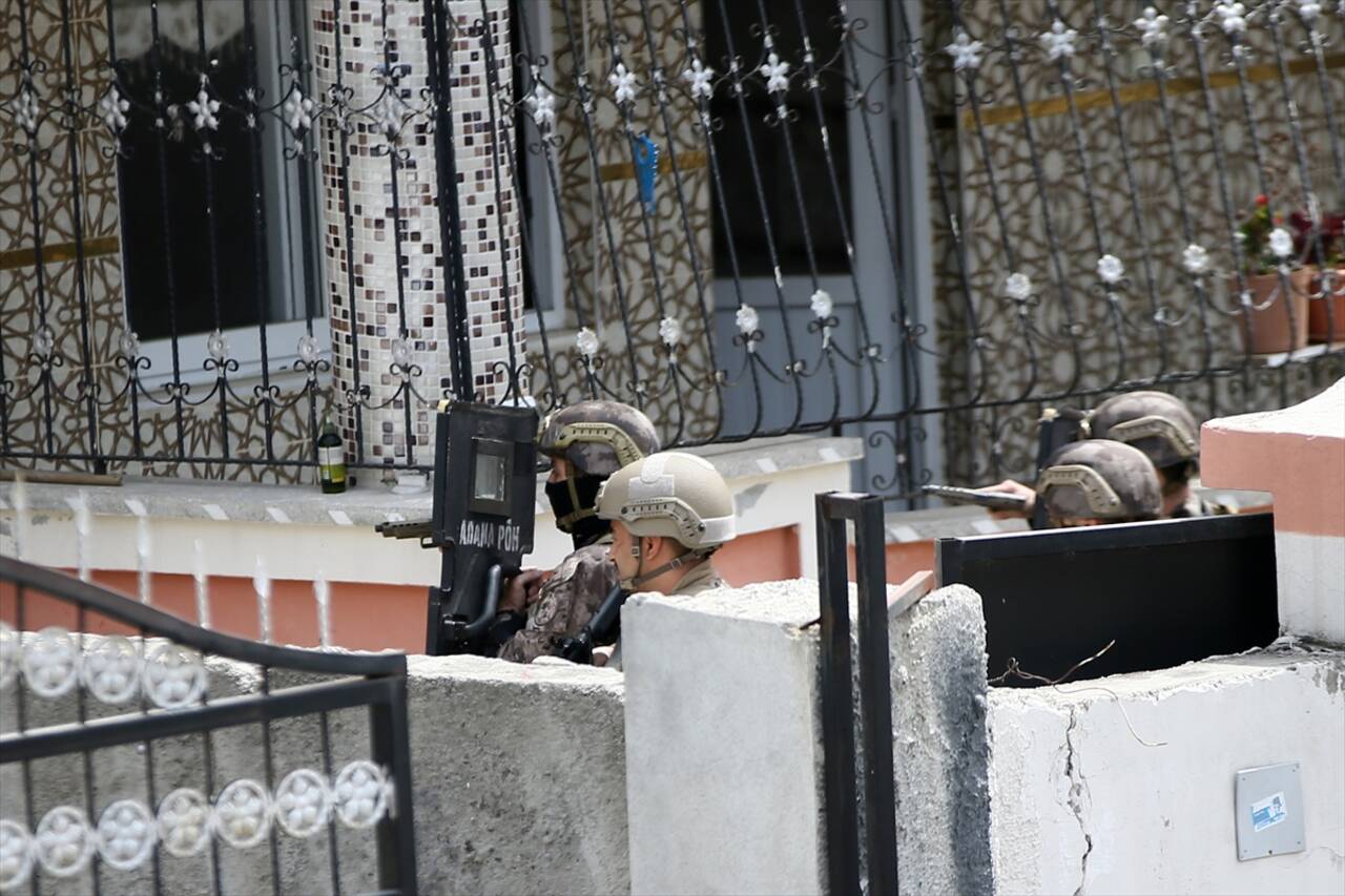 Adana Valisi Elban, pompalı tüfekli saldırıda yaralanan 2 polisi ziyaret etti