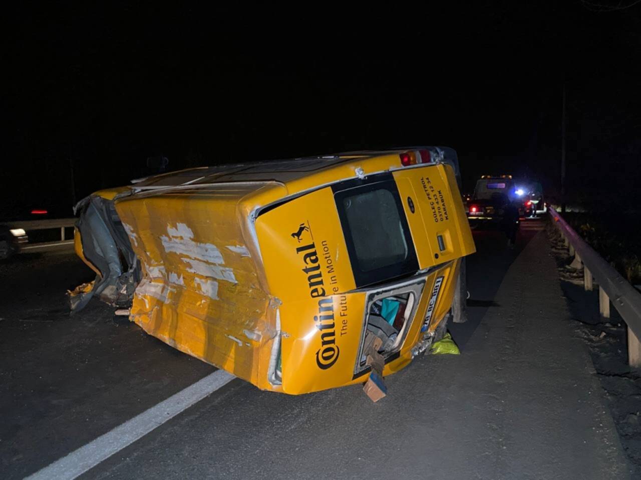 Anadolu Otoyolu'nda otomobille panelvanın çarpıştığı kazada 7 kişi yaralandı