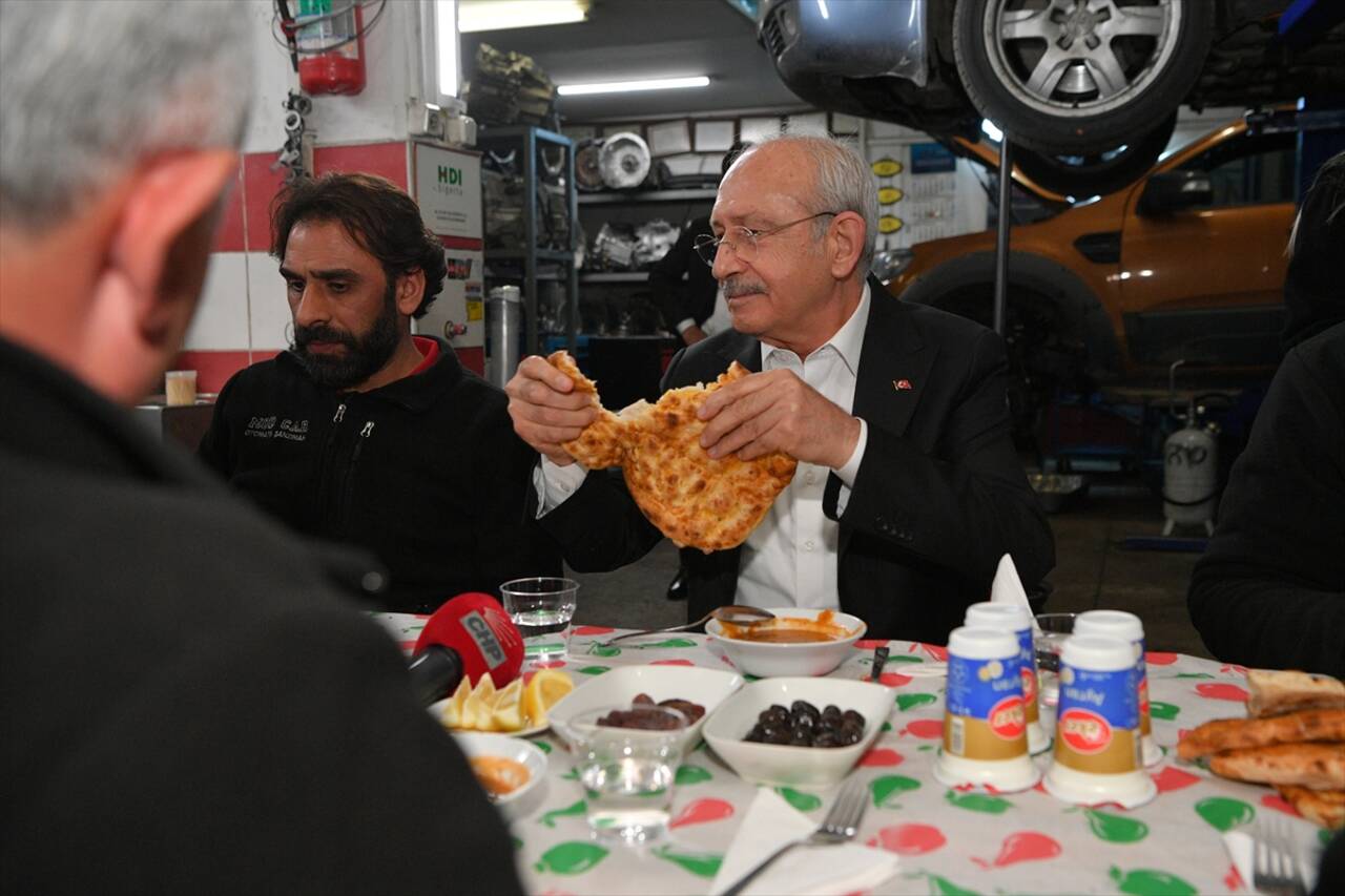 ANKARA - CHP Genel Başkanı Kılıçdaroğlu, oto sanayi çalışanlarıyla iftar yaptı (2)