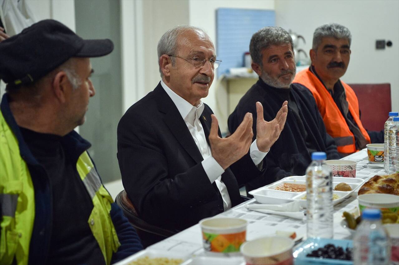 ANKARA - Kılıçdaroğlu, inşaat işçileri ile iftar yaptı