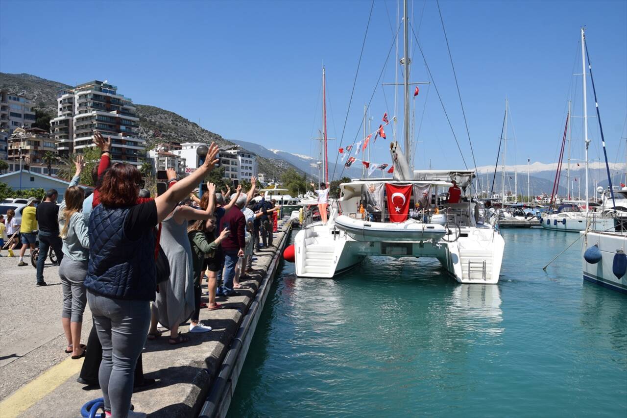 ANTALYA - Özlem ve Özkan Şahin çifti, dünya turu yolculuğuna uğurlandı