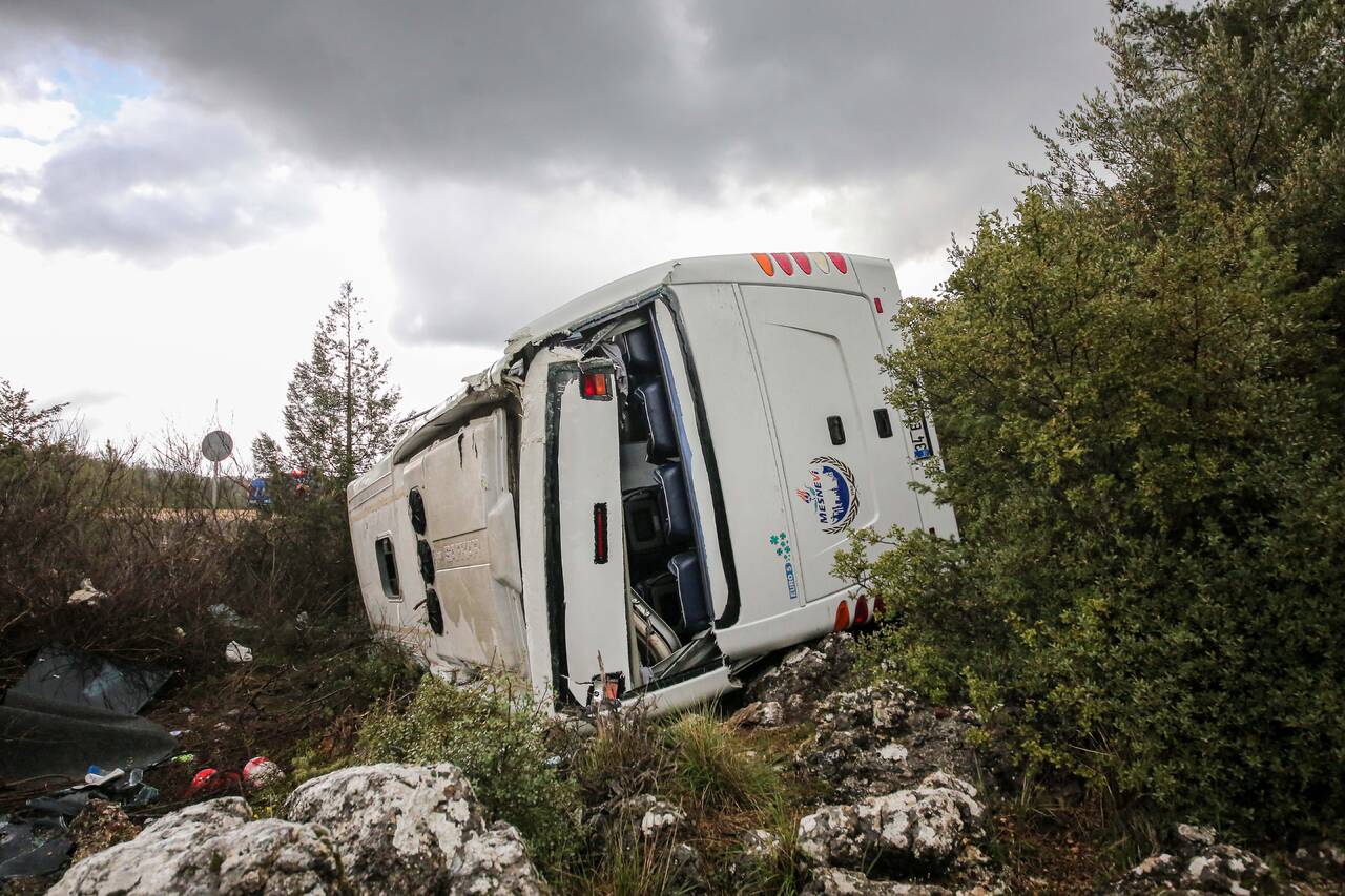 Son Dakika! Antalya'da turistleri taşıyan tur minibüsü devrildi