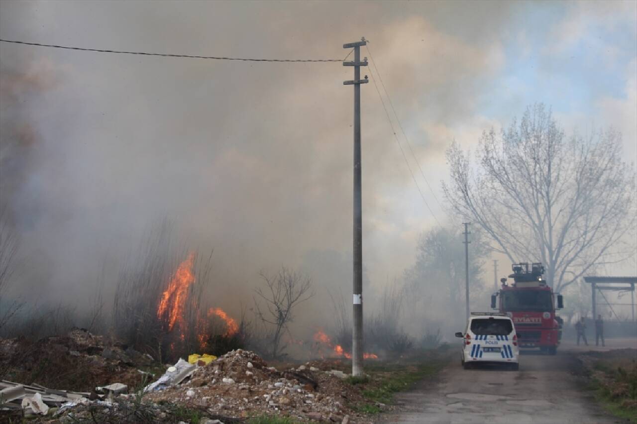 Antalya'da sazlık alanda çıkan yangın söndürüldü