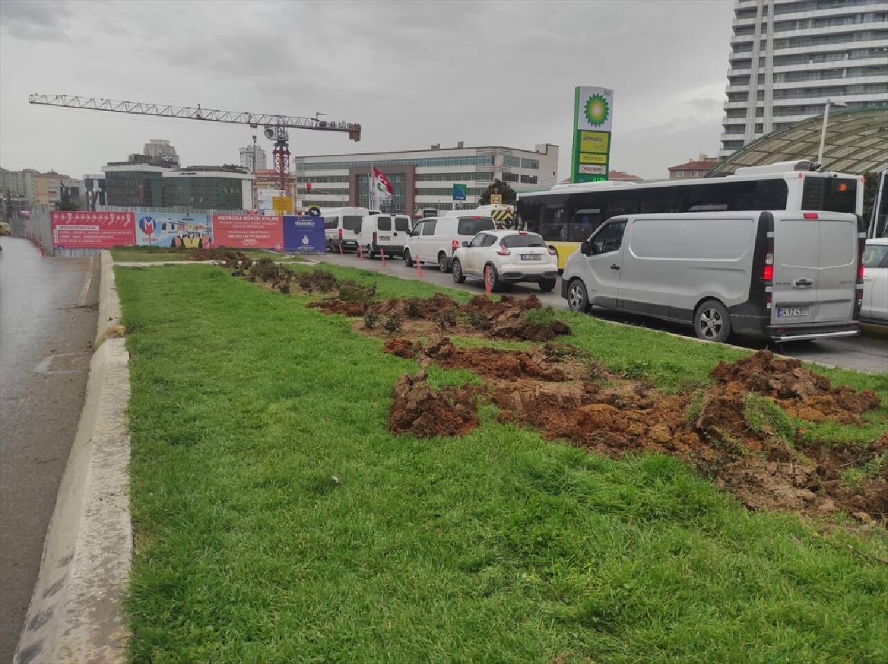 Ataşehir'de caddedeki bazı ağaçlar İBB ekiplerince söküldü