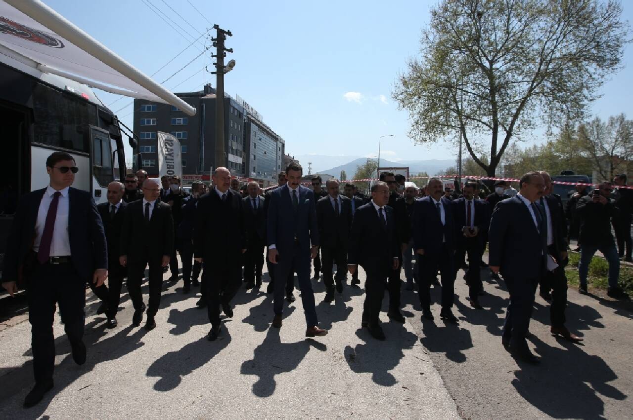 Bakanlar Bozdağ ve Soylu, Bursa'da patlamanın meydana geldiği bölgede inceleme yaptı