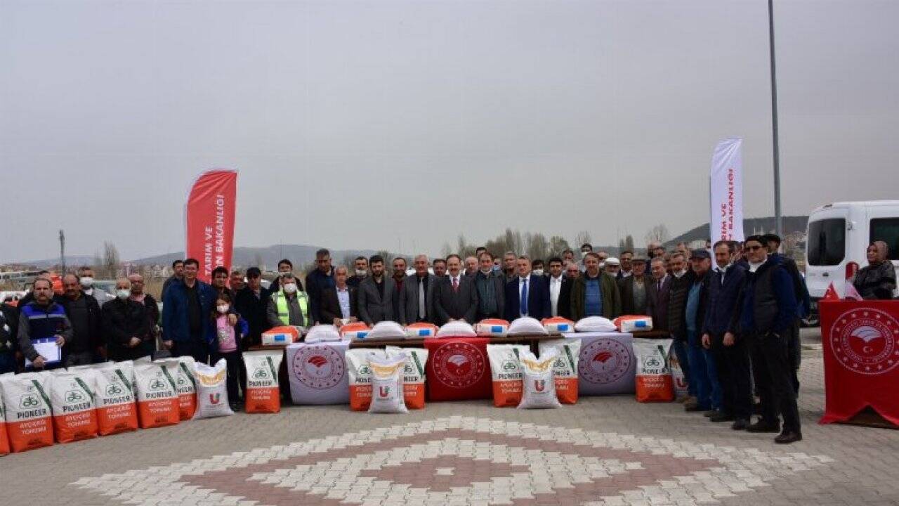 Bilecik Bozüyük ilçesinde çiftçiye ayçiçeği ve nohut tohumu dağıtıldı