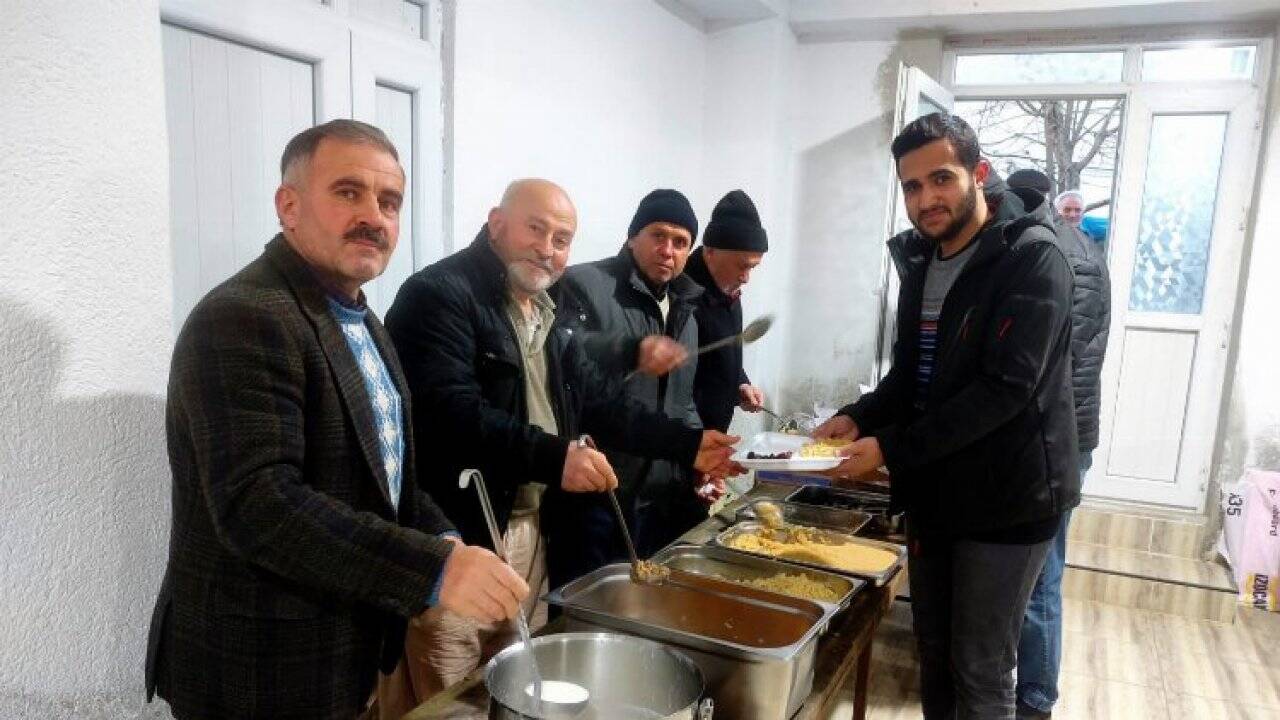 Bilecik Pazaryeri’nde köylüler 15 yıldır aynı sofrada iftar yapıyor