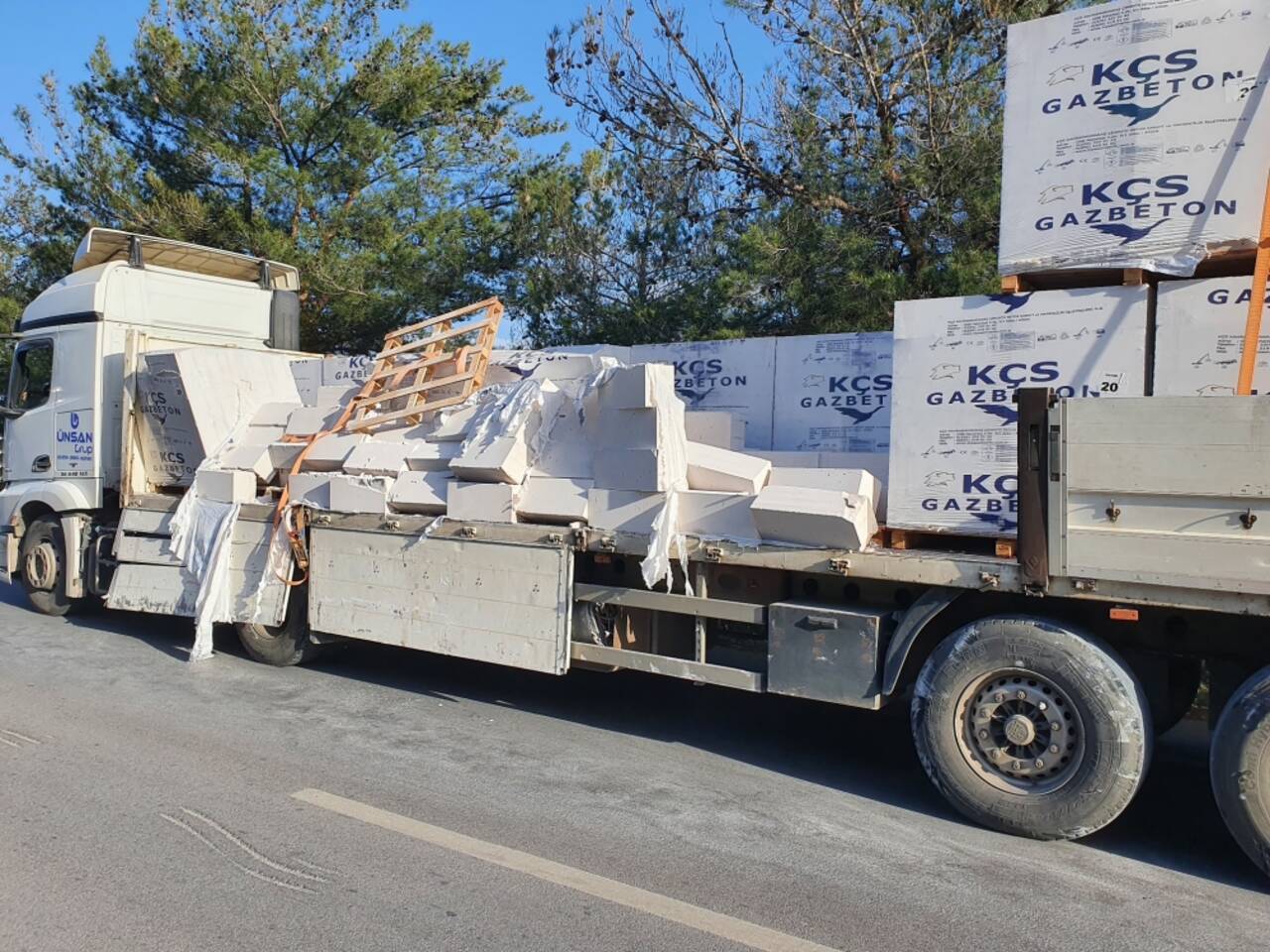 Bodrum'da seyir halindeki tırın kasasından yola düşen gaz betonlar kazaya neden oldu