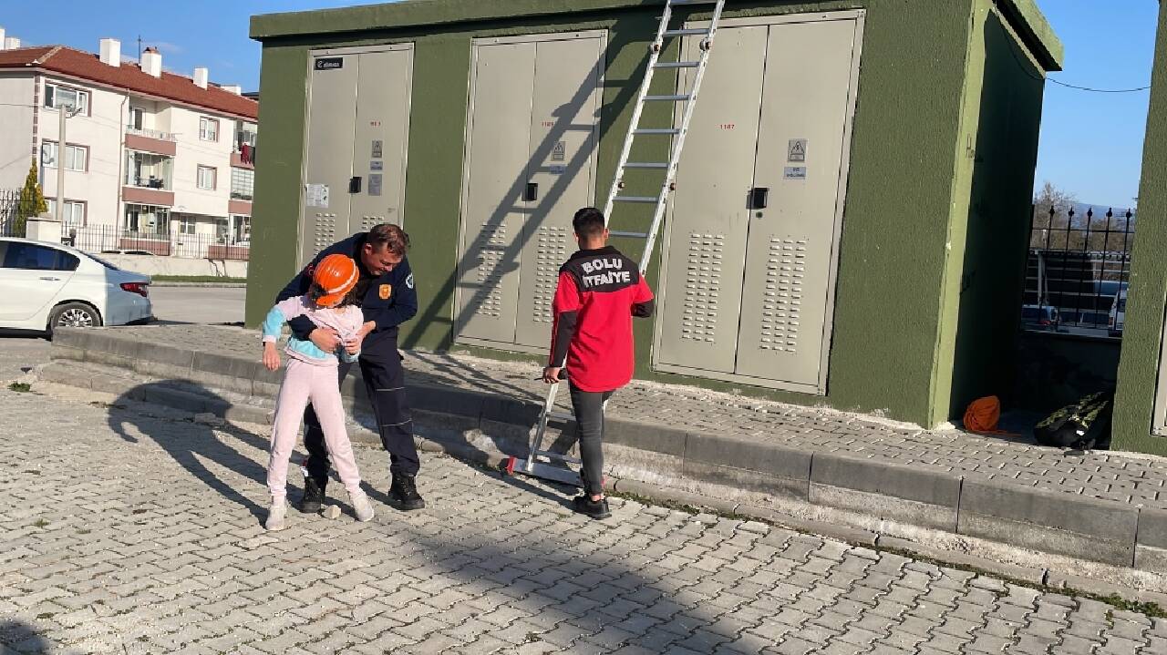 Bolu'da, trafo binası üzerinde mahsur kalan çocuğu itfaiye kurtardı