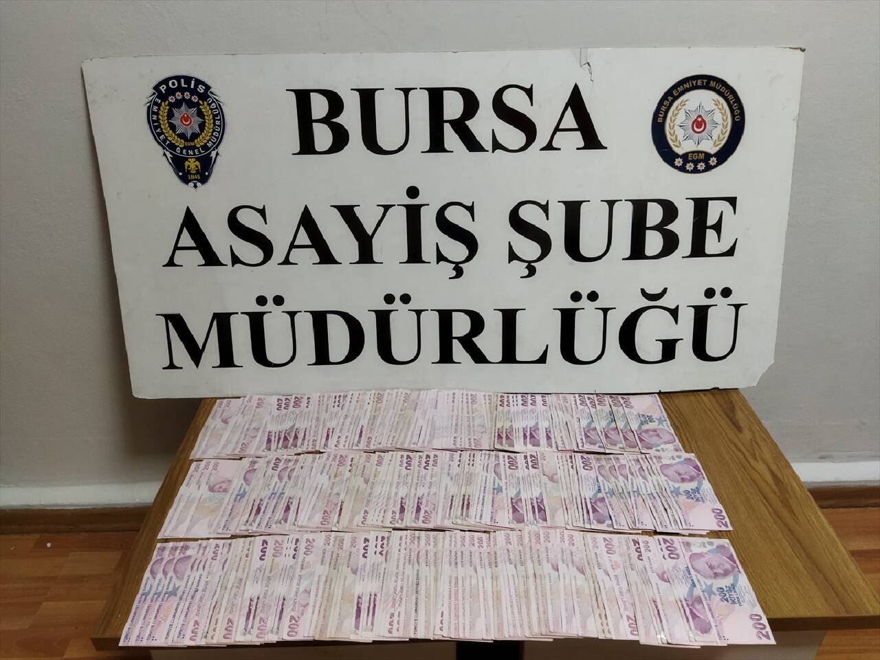 BURSA - Kuyumcuda altın bozduran yaşlı adamın parasını alıp kaçtı