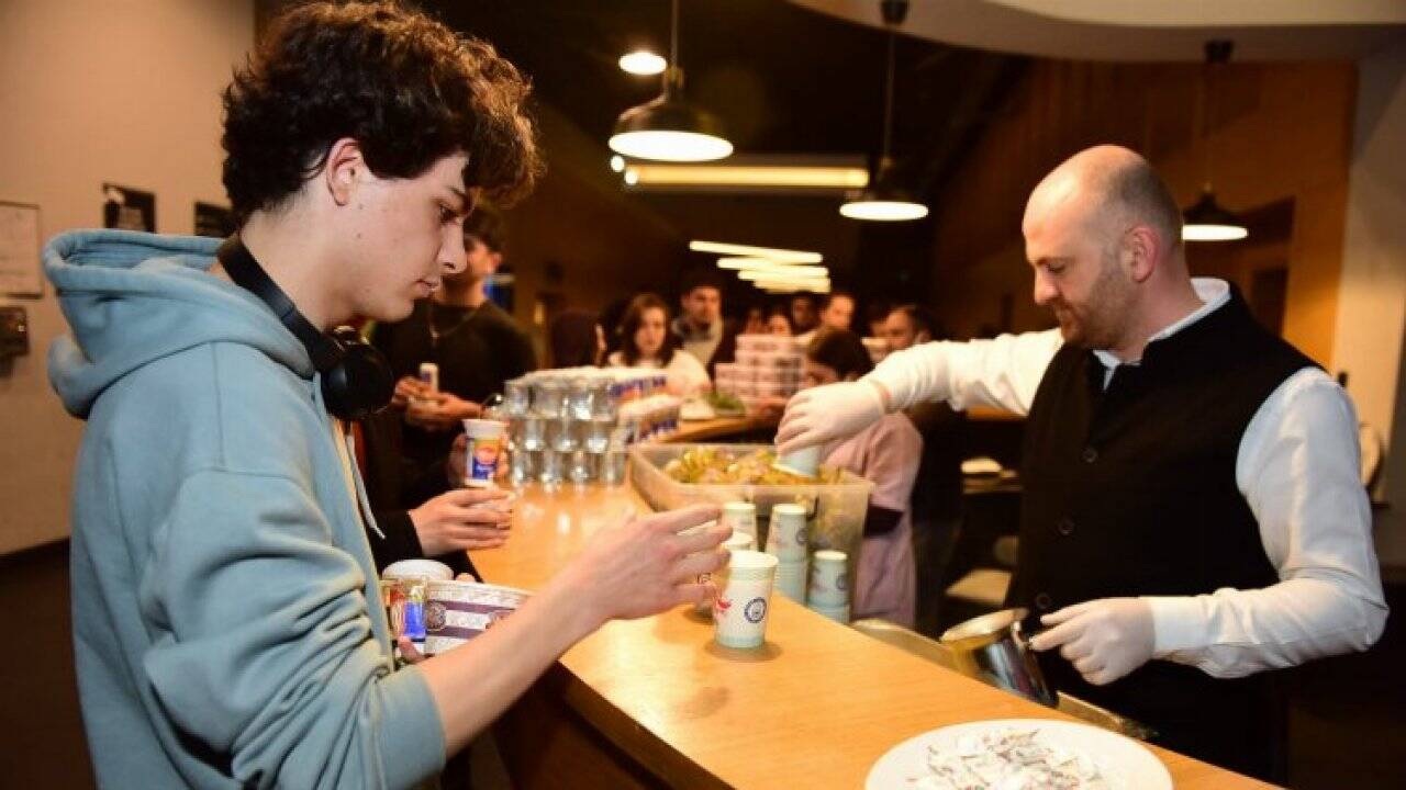 Bursa Yıldırım'da Uyumayan Kütüphane'de öğrencilere iftar ve sahur 