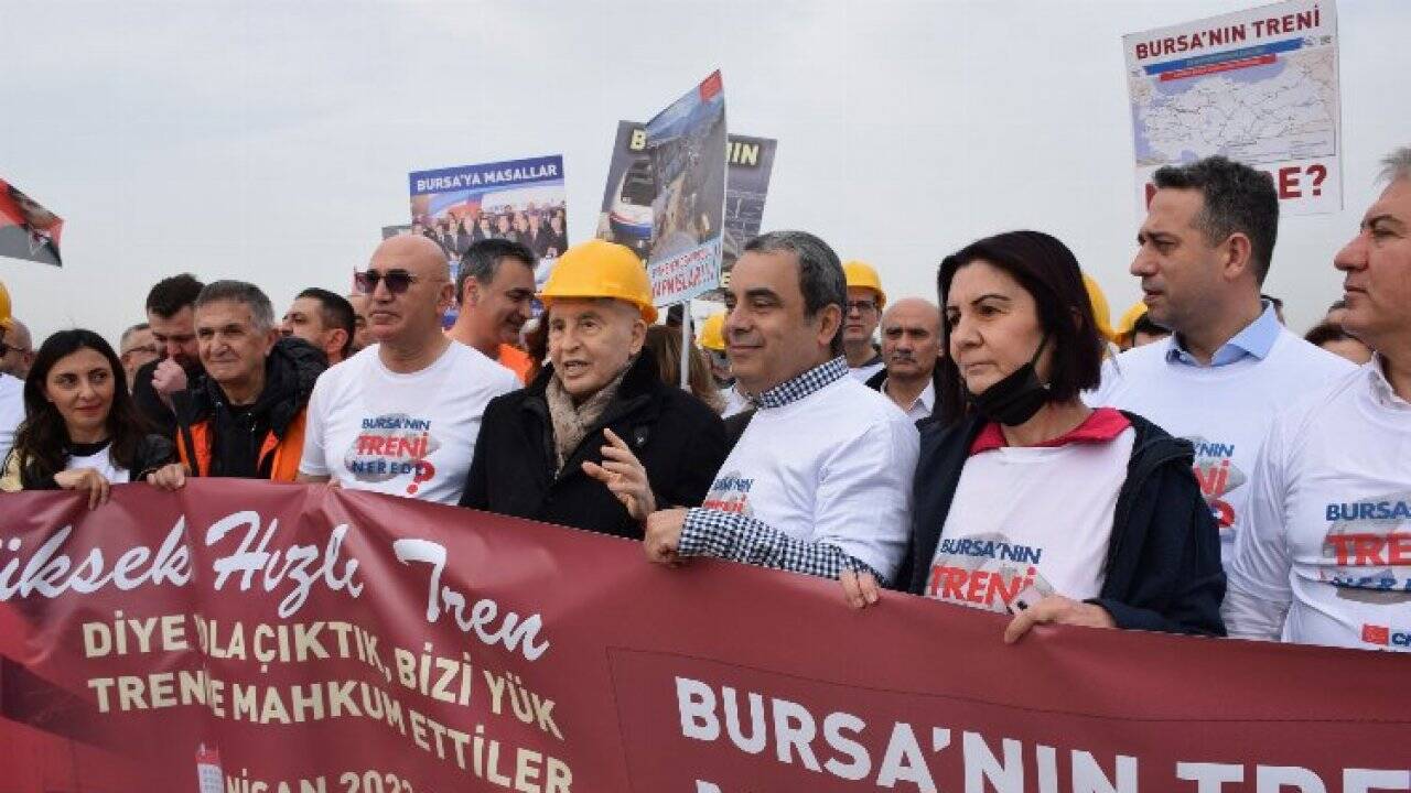 Bursa'da CHP'liler hızlı tren için 23 kilometre yürüdüler