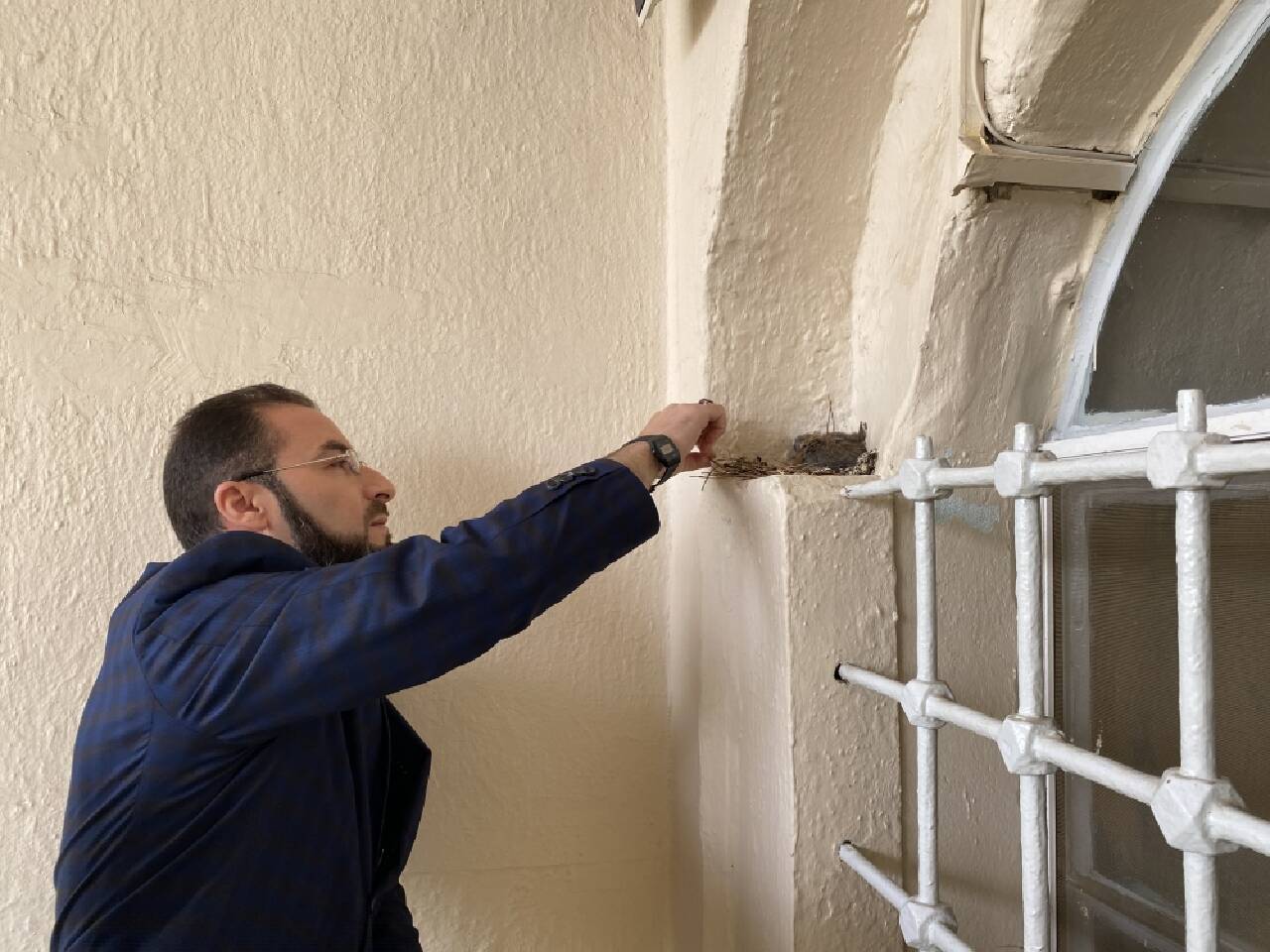 Caminin penceresine yuva yapan kumru için imam cemaati astığı notla uyardı