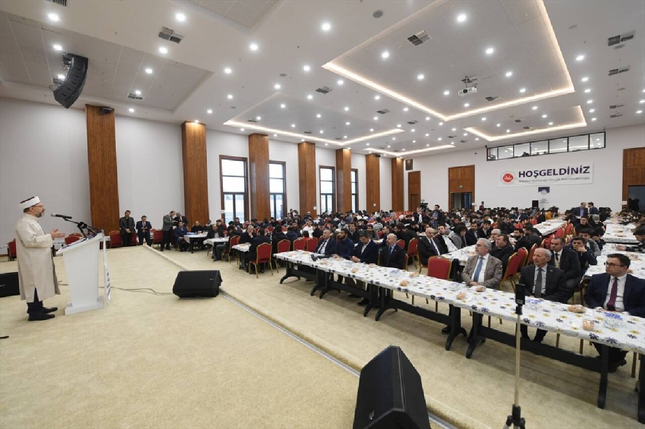 Diyanet İşleri Başkanı Erbaş, gençlerle iftarda buluştu