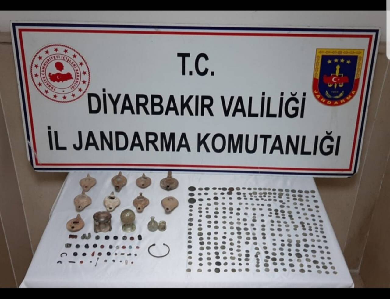 Diyarbakır'da tarihi eser niteliğinde olduğu değerlendirilen 420 sikke ele geçirildi