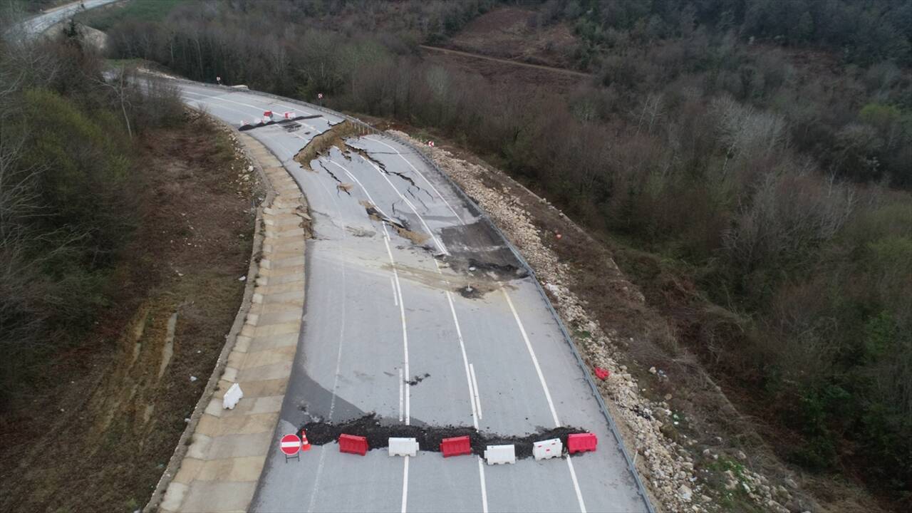 GİRESUN - Sultankonağı köyünde çıkan yangına müdahale ediliyor