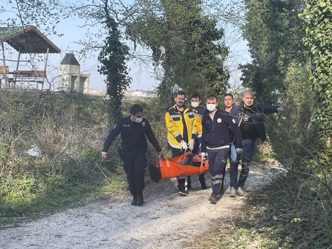 KARS - Su taşkını yaşanan mahallede ekiplerin çalışması devam ediyor (2)