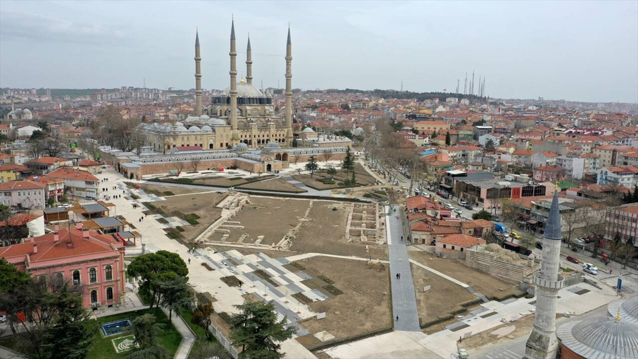 İSTANBUL - Lüks araçların kaçak parçalarını bulunduran şüpheli yakalandı