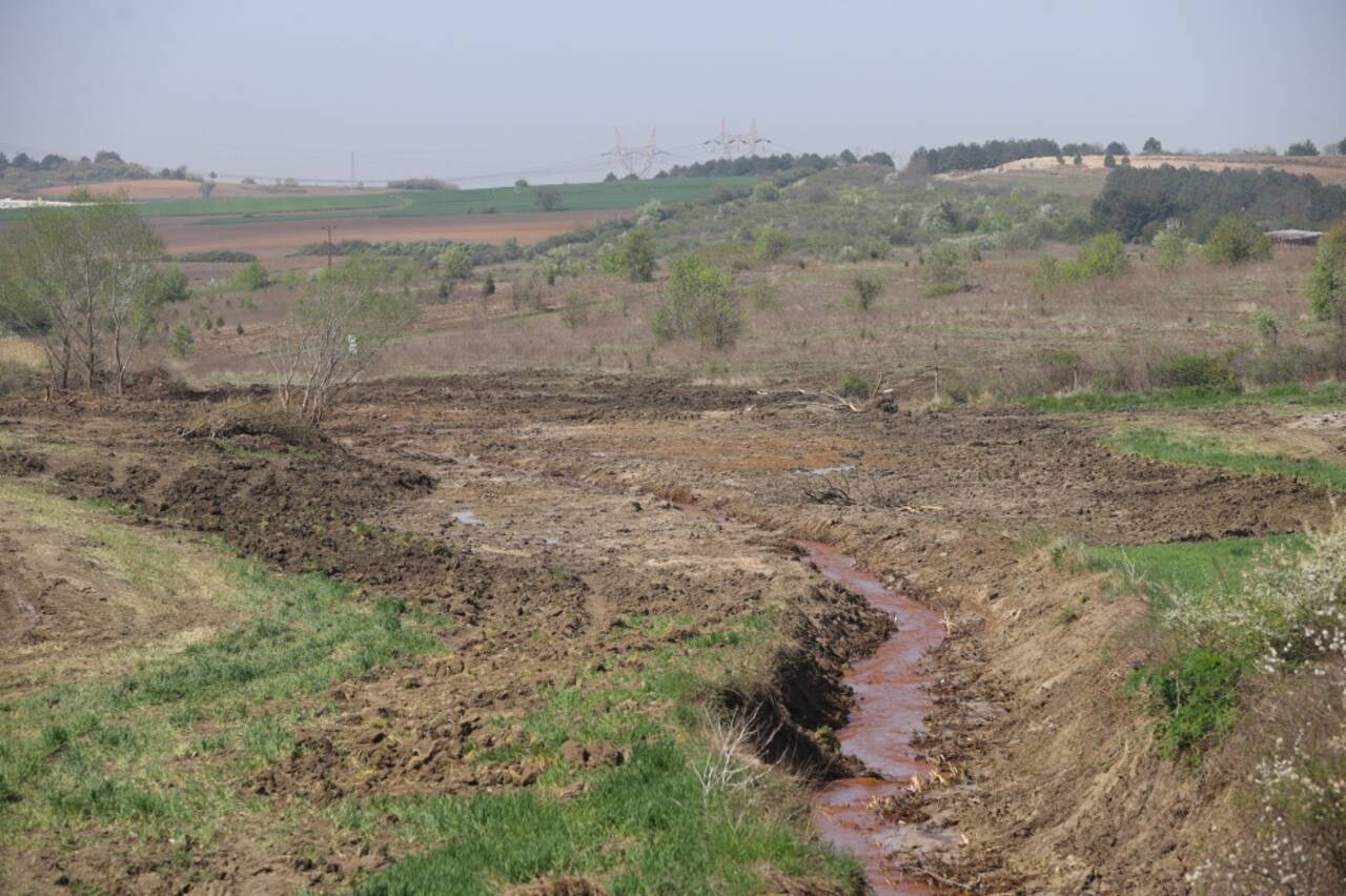 Edirne'de asfalt şantiyesinden sızan zifti temizleme çalışmaları tamamlandı