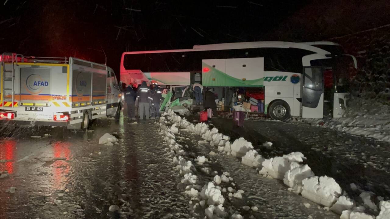 Erzurum'da buzlu yolda kayan yolcu otobüsü istinat duvarına çarptı