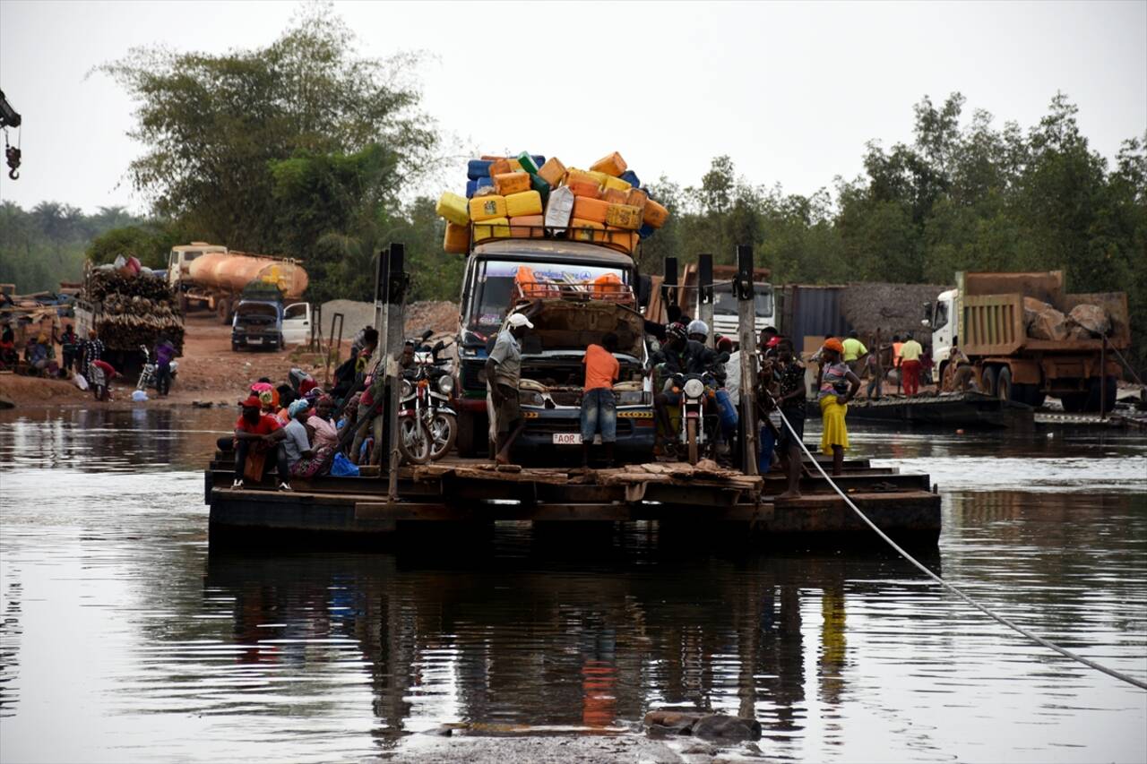 FREETOWN - Sierra Leone'de araçların nehirden insan gücüyle geçirildiği sıra dışı taşımacılık