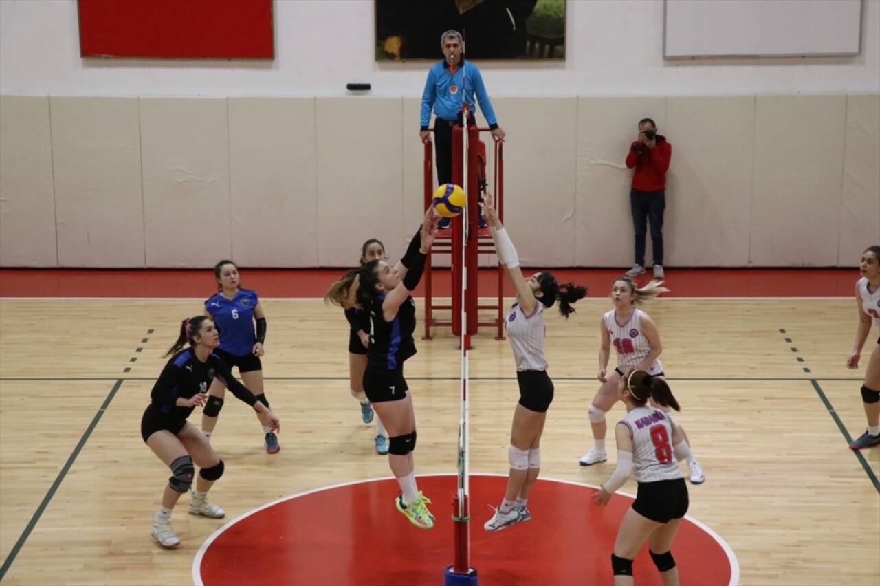 Genç Kızlar voleybol grup eleme müsabakaları Karabük'te başladı