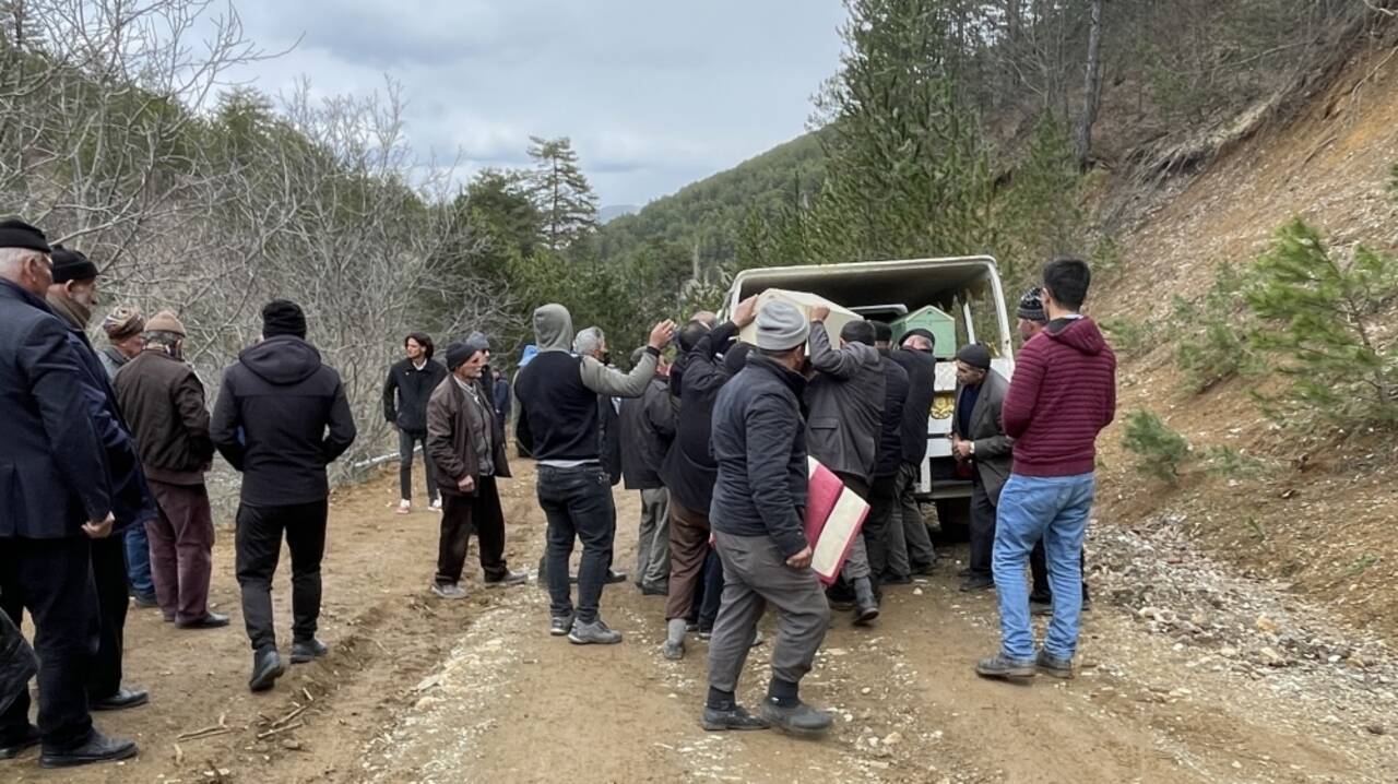 GÜNCELLEME - Çorum'da komşular arasında çıkan silahlı kavgada 2 kişi öldü, 5 kişi yaralandı