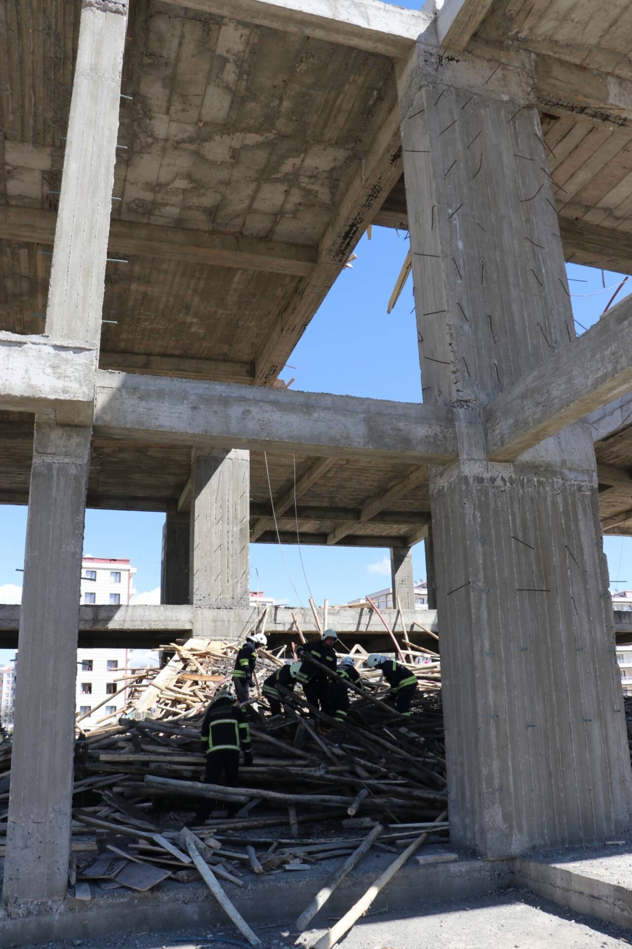 GÜNCELLEME - Diyarbakır'da inşaatta iskelenin çökmesi sonucu 1'i ağır 6 işçi yaralandı