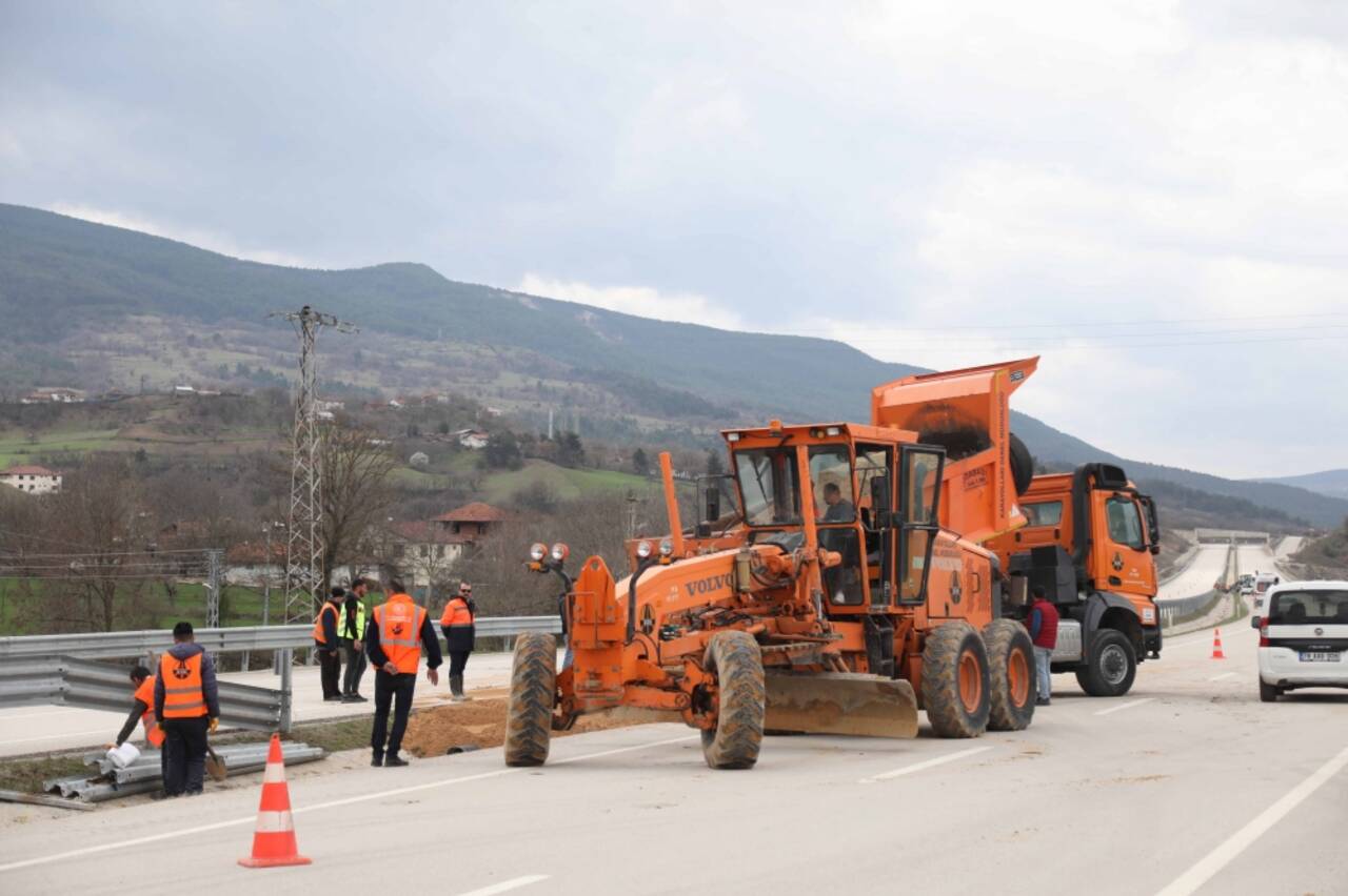 Kastamonu'da çökme yaşanan kara yolunun bir yönü ulaşıma kapandı